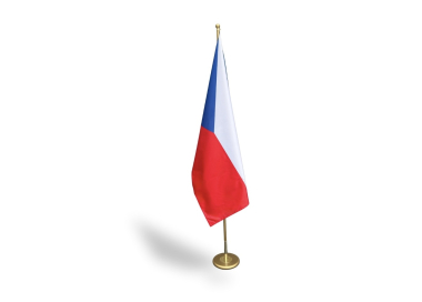 Interiérová tištěná vlajka České republiky umístěná na stojanu.