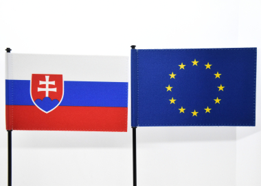 Komplet stolního stojánku s vlaječkami SK a EU (pro nasunutí)