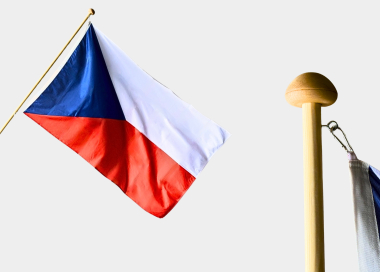 Komplet vlajky ČR s dřevěnou žerdí s hlavicí