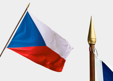 Komplet vlajky ČR s lakovanou žerdí se zlatou špičkou