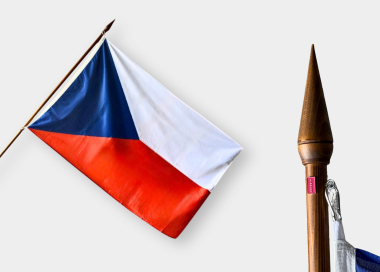Komplet vlajky ČR s lakovanou žerdí s dřevěnou špičkou