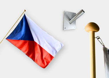 Komplet vlajky ČR s dřevěnou žerdí s hlavicí a lakovaným fasádním držákem