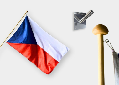 Komplet vlajky ČR s dřevěnou žerdí s hlavicí a nerezovým fasádním držákem