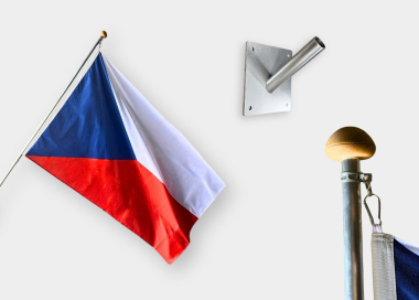 Komplet vlajky ČR s hliníkovou žerdí s hlavicí a lakovaným fasádním držákem
