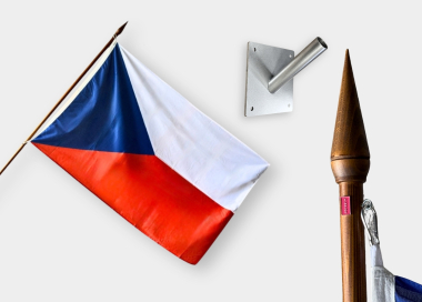 Komplet vlajky ČR s lakovanou žerdí s dřevěnou špičkou a lakovaným fasádním držákem
