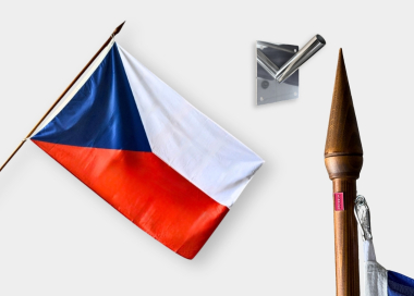 Komplet vlajky ČR s lakovanou žerdí s dřevěnou špičkou a nerezovým fasádním držákem