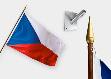 Komplet vlajky ČR s lakovanou žerdí se zlatou špičkou a lakovaným fasádním držákem