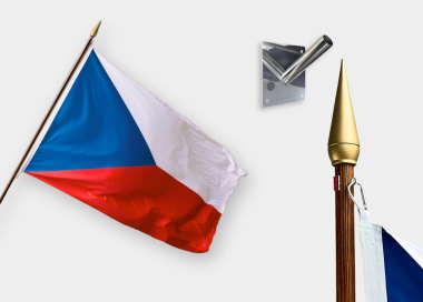 Komplet vlajky ČR s lakovanou žerdí se zlatou špičkou a nerezovým fasádním držákem