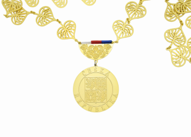 Závěsný odznak pro starosty se zdobným lipovým řetězem a státními barvami, matné zlato.
