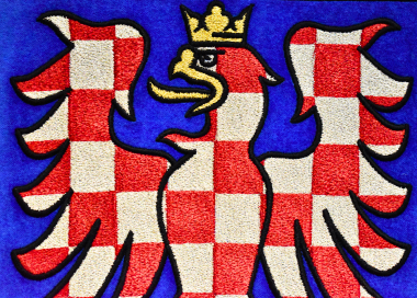 Detail výšivky zlatými a stříbrnými metalickými nitěmi.