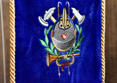 Detail stuhy s hasičským mottem