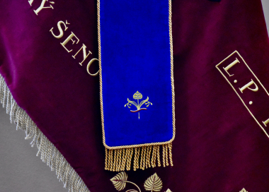 Detail stuhy s hasičským mottem