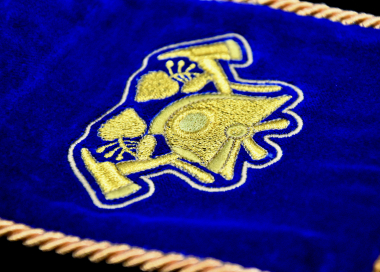 Detail malé stuhy s hasičským mottem