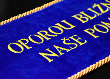 Detail malé stuhy s hasičským mottem