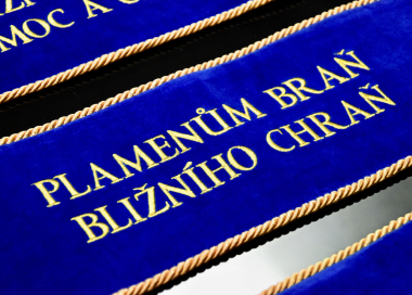 Detail malé stuhy s hasičským mottem