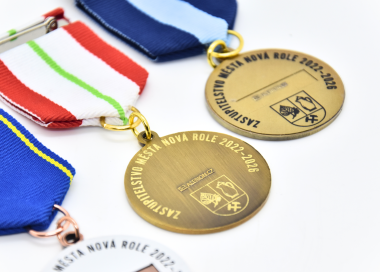 Ukázka možných způsobů personalizace zadní strany medailí na zakázku – tištěný obtisk, gravírovaný hliníkový štítek nebo přímé gravírování do kovu medaile (libovolný text a grafika, znak či logo)