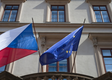 Ukázka vyvěšení tištěné vlajky Evropské unie s vlajkou ČR