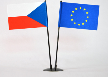 Komplet kovového dvouramenného lakovaného stojánku s vlaječkami ČR a EU