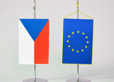 Kovový stojánek niklovaný pro zavěšení stolní vlaječky - ukázka vyvěšení vlaječky ČR a EU