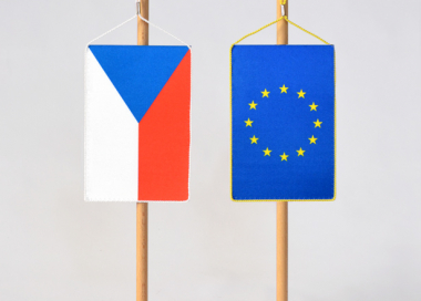 Komplet dvou dřevěných stojánků (pro zavěšení) s vlaječkami ČR a EU