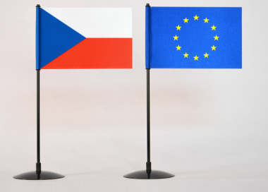 Komplet dvou lakovaných stojánků (pro nasunutí) s vlaječkami ČR a EU