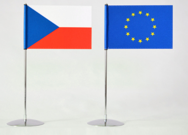 Kovový stojánek niklovaný pro nasunutí stolní vlaječky - ukázka vyvěšení vlaječky ČR a EU