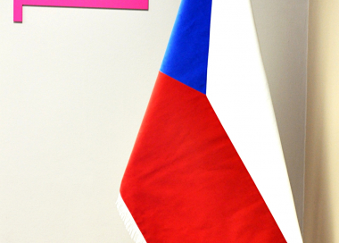 Slavnostní sametová vlajka ČR vyvěšena na dvoudílné žerdi