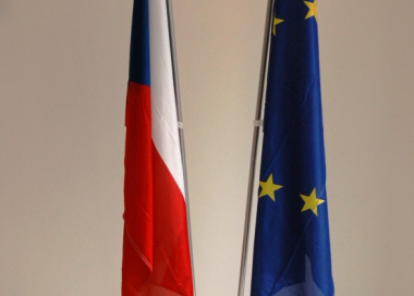 Vlajka EU vyvěšena na interiérovém stojanu společně s vlajkou ČR
