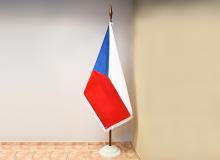 Komplet - sametová vlajka ČR, jednodílná žerď, pískovcový stojan