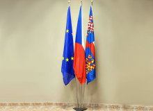 Nerezový vlajkový stojan s vlajkou ČR, EU a třetí žerdí pro vlajku státu, kraje, obce, města či firmy