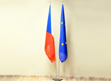 Nerezový vlajkový stojan s vlajkou ČR a EU