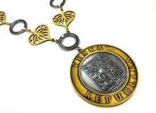 Závěsný odznak pro starosty zlatostříbrný se zdobným řetězem s trikolorovými kameny