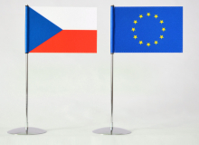 Komplet dvou kovových niklovaných stojánků (pro nasunutí) s vlaječkami ČR a EU