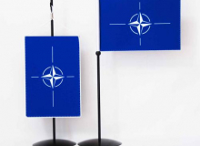Stolní vlaječka NATO